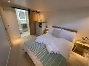 Self Contained Double Bedroom With Ensuite