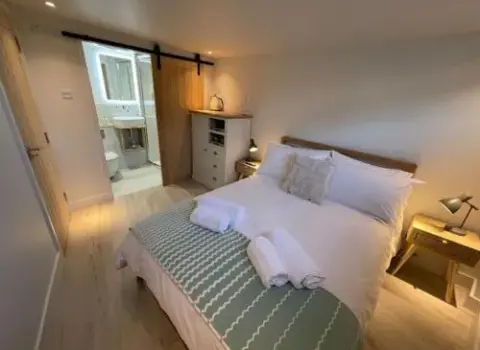 Self Contained Double Bedroom With Ensuite