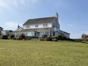 1 The Links a relaxed coastal stay with views & parking