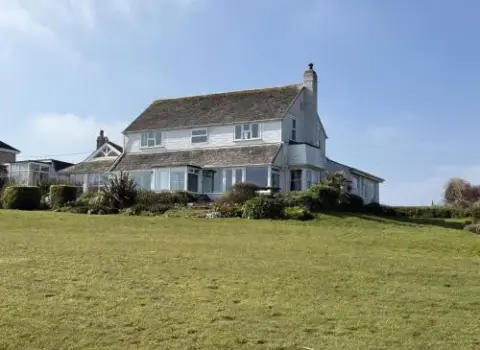 1 The Links a relaxed coastal stay with views & parking