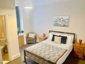 Bright 2 Bedroom Apartment near Seafront Central Penzance