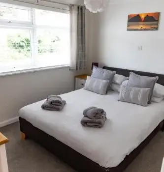 2 Chatsworth Riverscape Apartments, Peaceful apartment in great location with free parking overlooking the Gannel just a short walk from Newquays incredible beaches and local amenities
