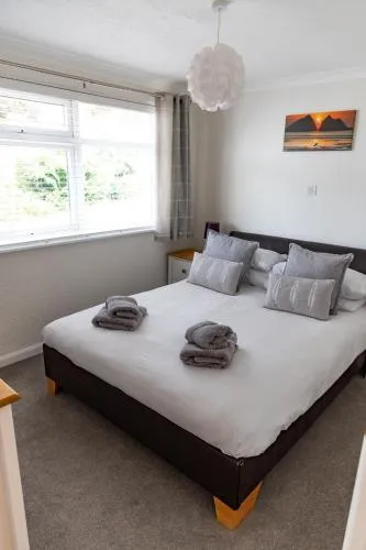 2 Chatsworth Riverscape Apartments, Peaceful apartment in great location with free parking overlooking the Gannel just a short walk from Newquays incredible beaches and local amenities