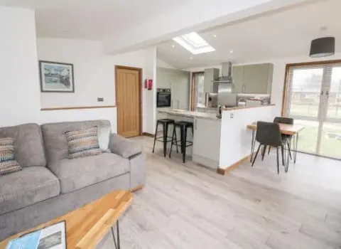 2 Meadow Retreat