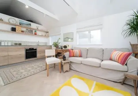 8 Beach Court