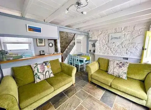 A Cosy Period Family Cottage in St Ives Town, sleeps 4, pet friendly