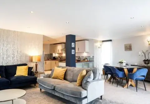 Beautiful 3 bedroom apartment by the Sea
