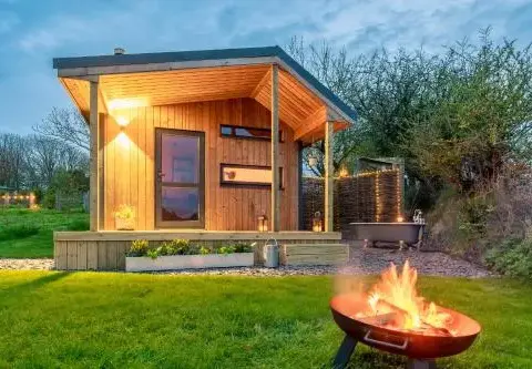 Luxury Glamping Cabin with Outdoor Bath on Cornish Meadow