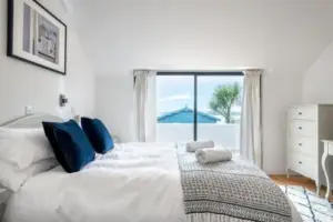 Bright Flat with Estuary Views & Parking Falmouth
