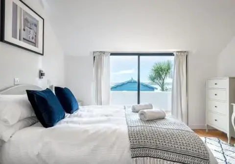 Bright Flat with Estuary Views & Parking Falmouth