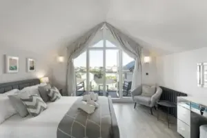 Bright & Modern Townhouse Private Parking