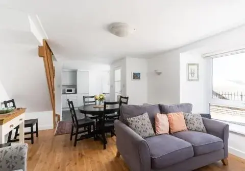 Charming 3 Bedroom Harbour Cottage With Parking