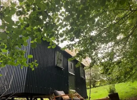Cornwall Woodland Shepherd’s Hut with Hot Tub