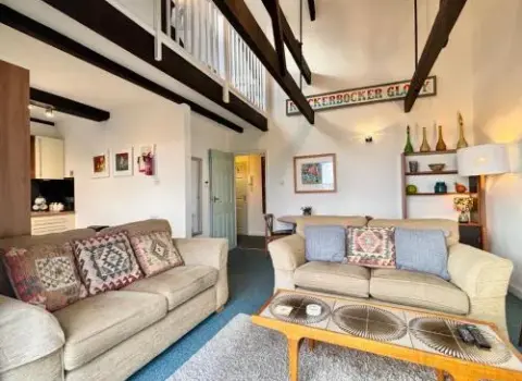 Harbourside Apartment With Seaviews And Parking