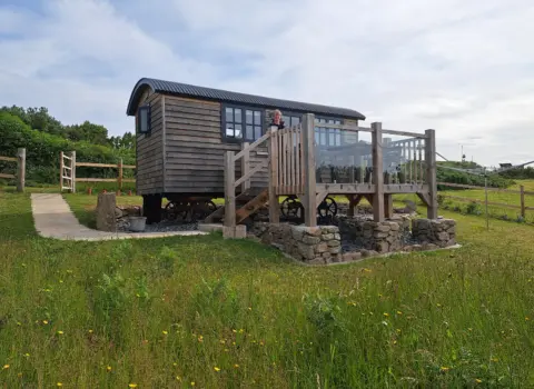 Peraskin, Luxury Shepherd’s Hut