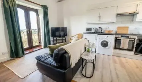 Spacious Seaside Cottage near Bude w Garden Access