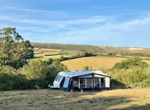 Luxury Caravan Scenic Views Exclusive Quarter Acre
