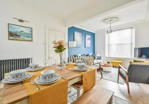 Luxury Georgian Townhouse Moments from the Harbour