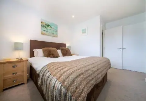 Modern Apartment nr Fistral Beach Private Parking