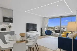 Modern Apartment Opposite Beach Parking & Balcony