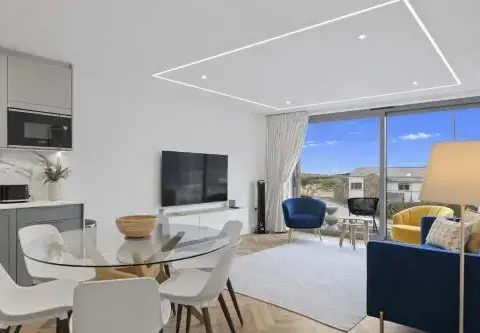 Modern Apartment Opposite Beach Parking & Balcony