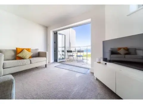 Modern Apartment Sea Views Private Parking