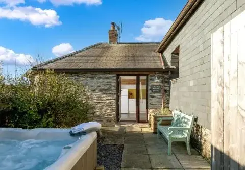 Old Round House with hot tub