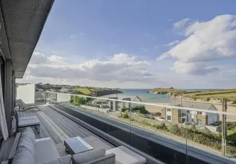 Penthouse Balcony with Expansive Sea Views Parking