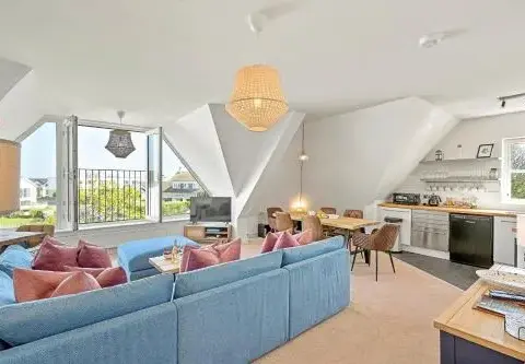 Pentire Point, Coastal Penthouse, Beaches, River & Restaurants All Within Short Walk