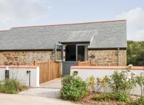 Carines Barns, Pol