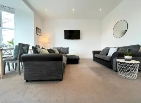 Spacious Apartment~Parking~Close to Seafront