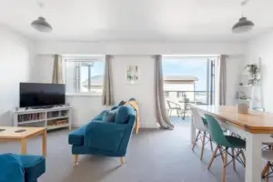 Spacious Flat Sea Views & Private Parking Fistral