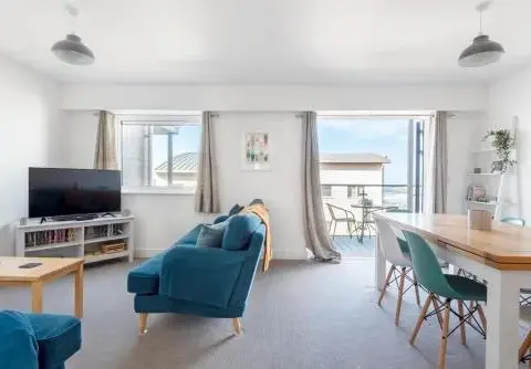 Spacious Flat Sea Views & Private Parking Fistral