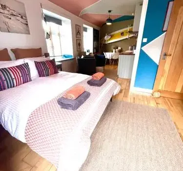 St Ives Balcony Flat TreCar