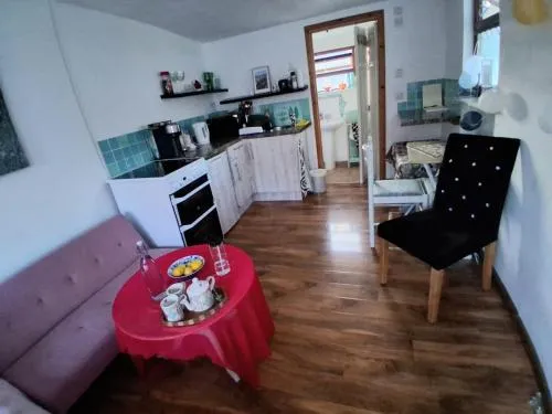 Porthleven Studio Sleeps 3 Patio & Beach Access