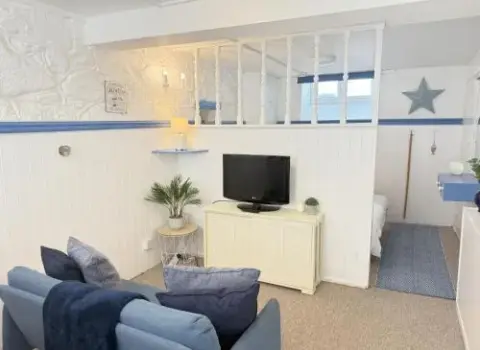 Surfers Nest a fishermans studio close to beaches