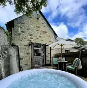 The Stables: Detached Cottage with Private Garden & Hot Tub