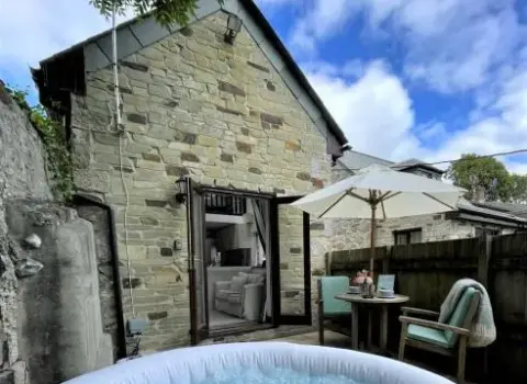 The Stables: Detached Cottage with Private Garden & Hot Tub