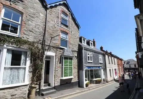 Town Centre Apartment With Parking